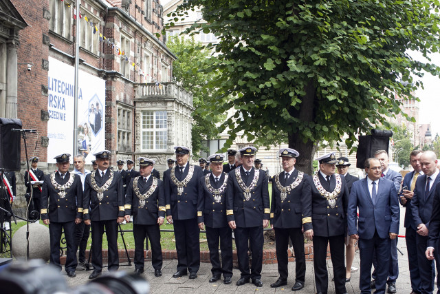 Władze Politechniki Morskiej w Szczecinie i zaproszeni goście na odsłonięciu szyldu uczelni