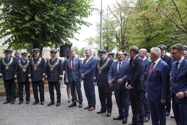 Władze Politechniki Morskiej w Szczecinie i zaproszeni goście na odsłonięciu szyldu uczelni