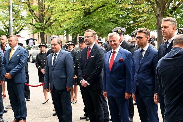 Władze Politechniki Morskiej w Szczecinie i zaproszeni goście na odsłonięciu szyldu uczelni