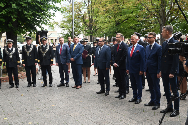 Władze Politechniki Morskiej w Szczecinie i zaproszeni goście na odsłonięciu szyldu uczelni
