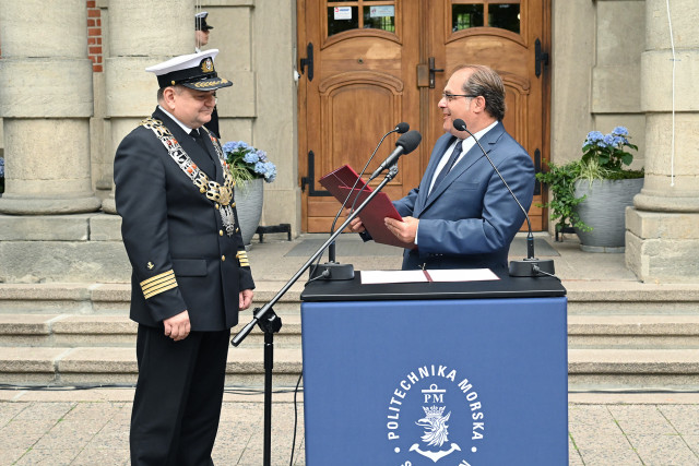 Wiceminister w Ministerstwie Infrastruktury M. Gróbarczyk przekazuje rektorowi PM status uczelni