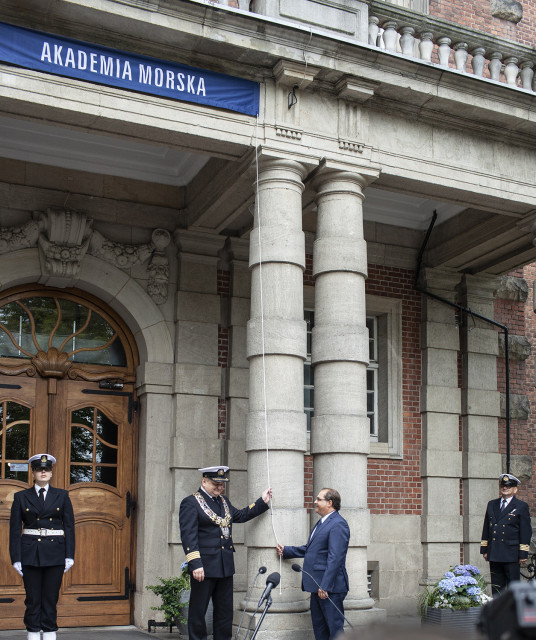 Rektor PM i wiceminister w Ministerstwie Infrastruktury M. Gróbarczyk odsłaniają nowy szyld Politechniki Morskiej