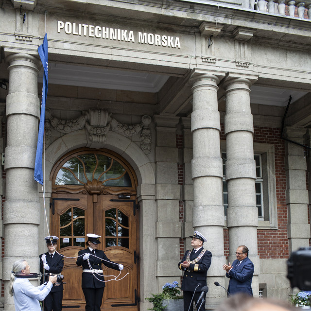 Rektor PM i wiceminister w Ministerstwie Infrastruktury M. Gróbarczyk odsłaniają nowy szyld Politechniki Morskiej