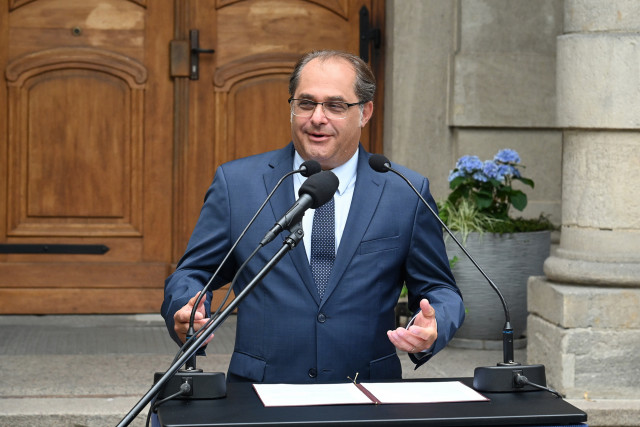Wiceminister w Ministerstwie Infrastruktury M. Gróbarczyk przemawia podczas uroczystości zmiany nazwy uczelni