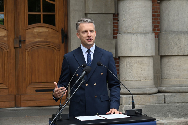 Poseł Arkadiusz Marchewka przemawia podczas uroczystości zmiany nazwy uczelni