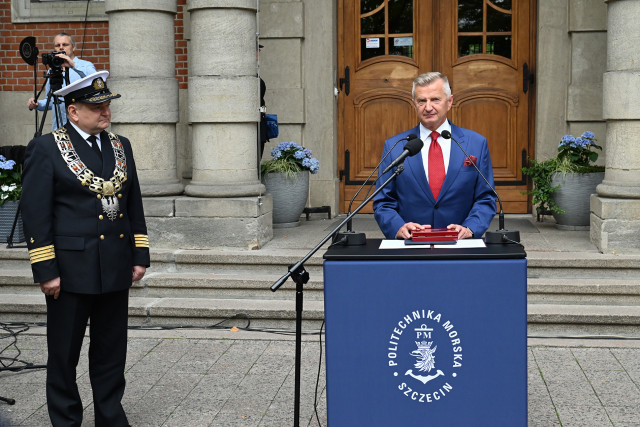 Członek Zarządu Województwa Zachodniopomorskiego Stanisław Wziątek przemawia podczas uroczystości zmiany nazwy uczelni