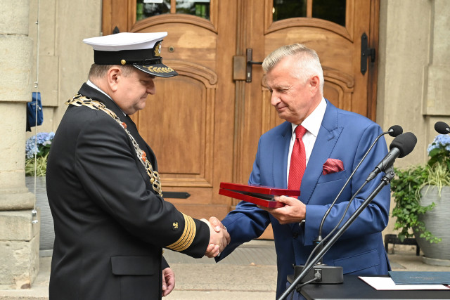 Członek Zarządu Województwa Zachodniopomorskiego Stanisław Wziątek przekazuje rektorowi PM Zachodniopomorskiego Gryfa z bursztynem