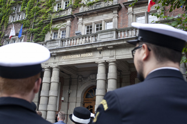 Pracownicy Politechniki Morskiej w Szczecinie przed budynkiem uczelni podczas uroczystości zmiany nazwy