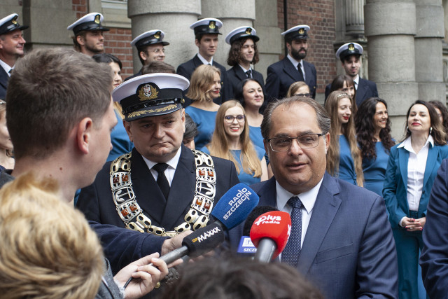 wiceminister w Ministerstwie Infrastruktury M. Gróbarczyk udziela wywiadu po uroczystości zmiany nazwy PM