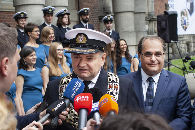 Rektor PM Wojciech Ślączka udziela wywiadu po uroczystości zmiany nazwy uczelni