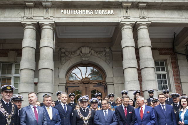 Wiceminister M. Gróbarczyk, Rektor PM i zaproszeni goście pozują do pamiątkowego zdjęcia podczas uroczystości zmiany nazwy uczelni