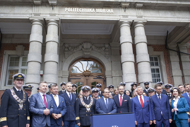 Wiceminister M. Gróbarczyk, Rektor PM i zaproszeni goście pozują do pamiątkowego zdjęcia podczas uroczystości zmiany nazwy uczelni