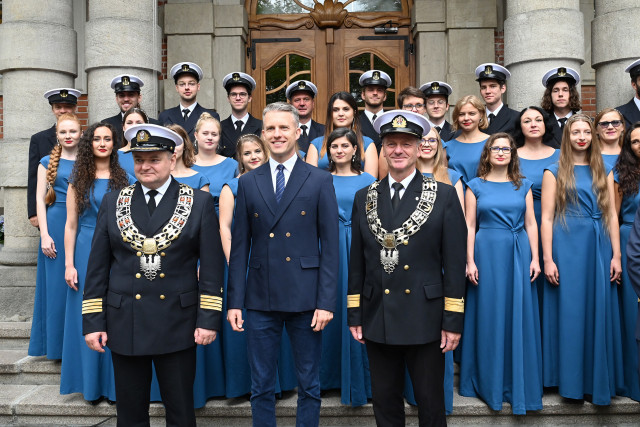 Rektor PM Wojciech Ślączka, poseł Arkadiusz Marchewka i prorektor PM Artur Brejger pozują do pamiątkowego zdjęcia podczas uroczystości zmiany nazwy uczelni