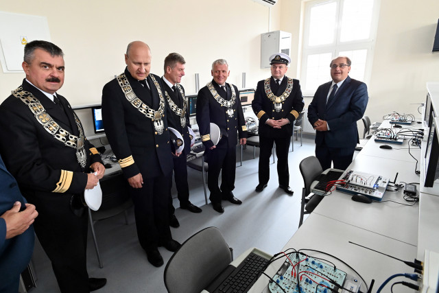 Władze PM i wiceminister infrastruktury w nowo otwartym laboratorium na Politechnice Morskiej w Szczecinie