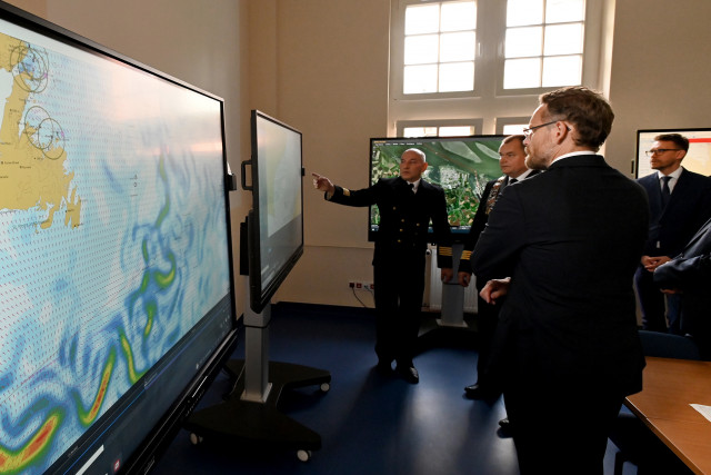 Władze PM, województwa i wiceminister infrastruktury w nowo otwartym laboratorium na Politechnice Morskiej w Szczecinie