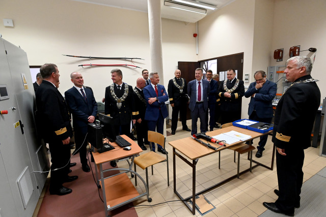 Władze PM, województwa i wiceminister infrastruktury w nowo otwartym laboratorium na Politechnice Morskiej w Szczecinie