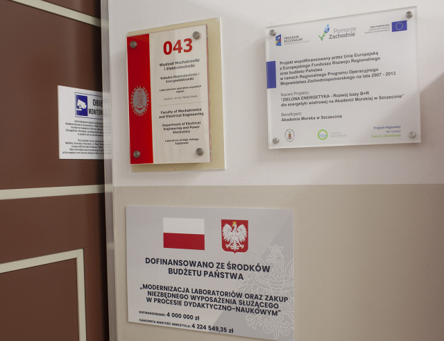 Tablice informujące o pochodzeniu funduszy na wyposażenie nowych laboratoriów