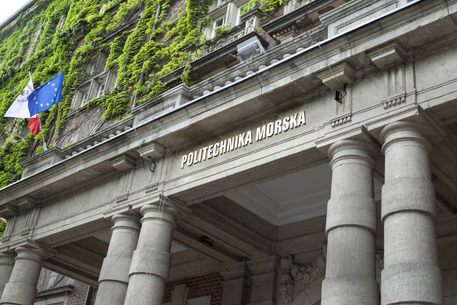 Napis POLITECHNIKA MOROSKA na wejściem do uczelni