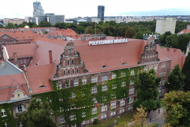 Widok na budynek Politechniki Morskiej z góry