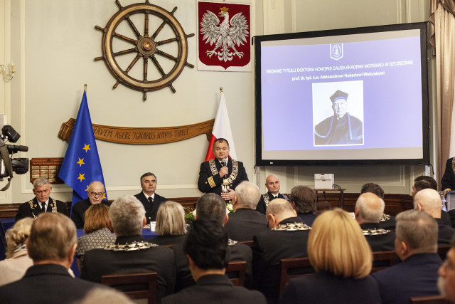 Rektor Akademii Morskiej w Szczecinie wita zgromadzonych na uroczystości gości