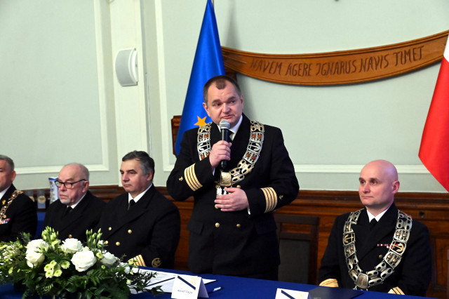 Rektor Akademii Morskiej w Szczecinie wita zgromadzonych na uroczystości gości