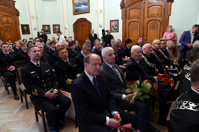 Goście zgormadzeni w Sali Senatu na uroczystości nadania prof. Aleksandrowi Walczakowi tytułu doktora honoris causa AMS