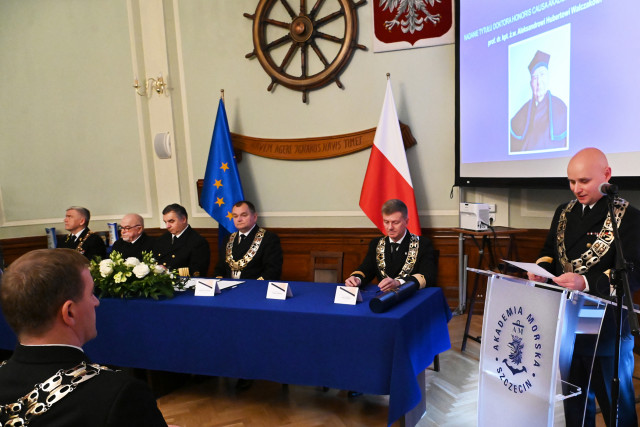Laudację wygłasza Dziekan Wydziału Nawigacyjnego AM w Szczecinie