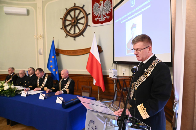 Treść nadania doktoratu odczytuje prorektor ds. nauki Akademii Morskiej w Szczecinie
