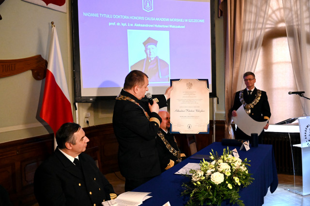 Rektor Akademii Morskiej prezentuje dyplom nadania tytułu doktora honoris causa prof. Aleksandrowi Walczakowi