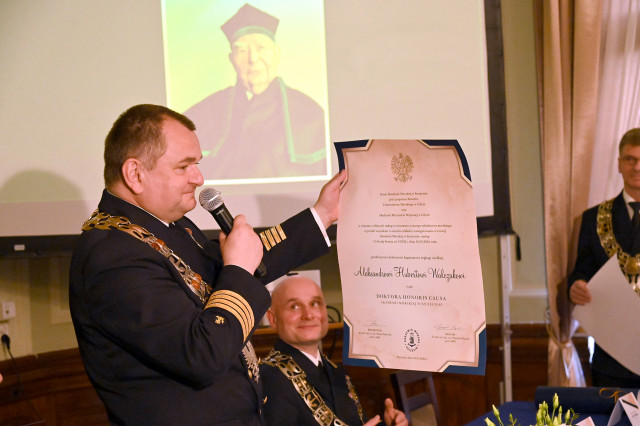 Rektor Akademii Morskiej prezentuje dyplom nadania tytułu doktora honoris causa prof. Aleksandrowi Walczakowi