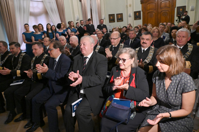 Żona i córka prof. Aleksandra Walczaka na uroczystości