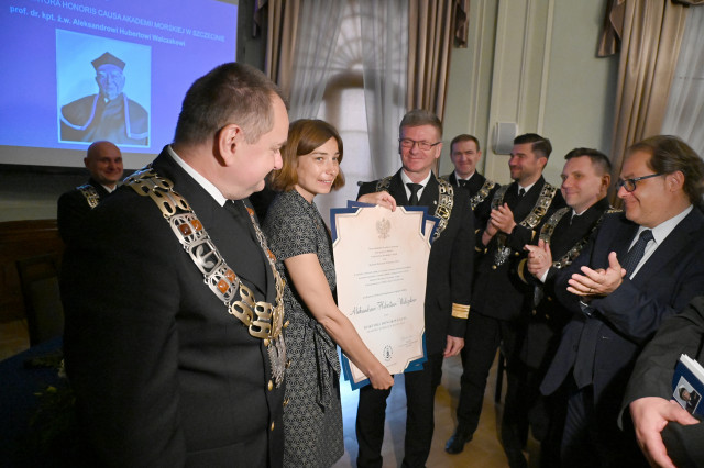 Córka prof. Aleksandra Walczaka prezentuje dyplom nadania jej ojcu tytułu doktora honoris causa Akademii Morskiej w Szczecinie.