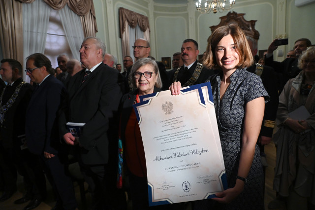 Córka prof. Aleksandra Walczaka prezentuje dyplom nadania jej ojcu tytułu doktora honoris causa Akademii Morskiej w Szczecinie.