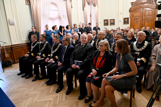 Goście zgormadzeni w Sali Senatu na uroczystości nadania prof. Aleksandrowi Walczakowi tytułu doktora honoris causa Akademii Morskiej w Szczecinie