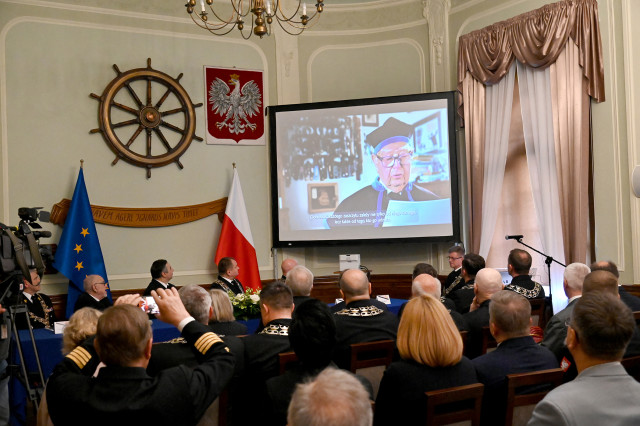 Goście zgormadzeni na uroczystości oglądają wykład mistrzowski prof. Aleksandra Walczaka  