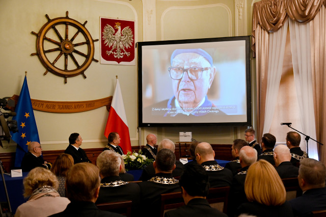 Goście zgormadzeni na uroczystości oglądają wykład mistrzowski prof. Aleksandra Walczaka  