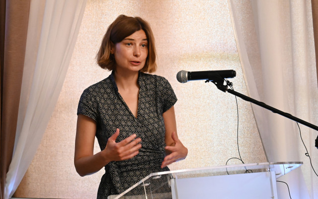 Na uroczystości nadania prof. Aleksandrowi Walczakowi tytułu doktora honoris causa AMS przemawia jego córka 