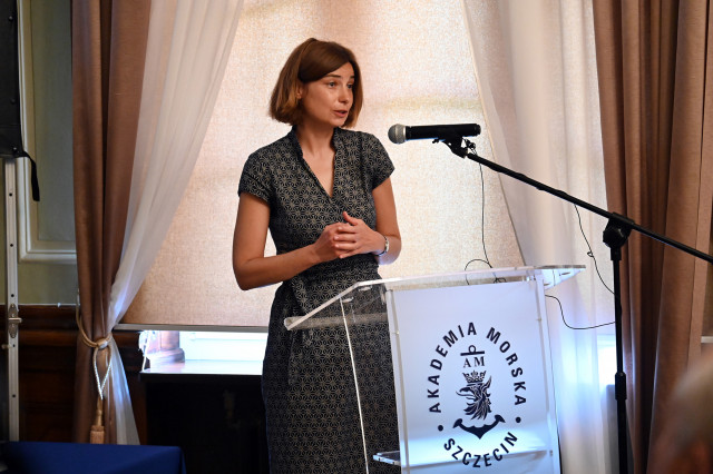  Na uroczystości nadania prof. Aleksandrowi Walczakowi tytułu doktora honoris causa AMS przemawia jego córka 