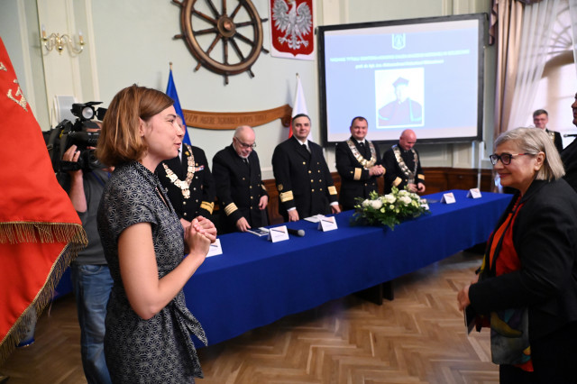 Na uroczystości nadania prof. Aleksandrowi Walczakowi tytułu doktora honoris causa AMS przemawia jego córka 