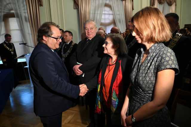 Gratulacje od sekretarza stanu w Ministerstwie Infrastruktury dla żony prof. A. Walczaka