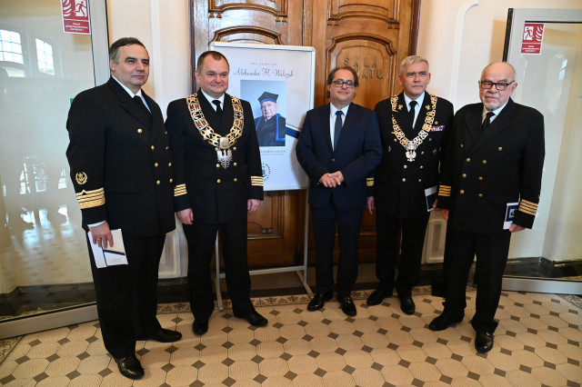 Rektorzy uczelni morskich i sekretarz stanu w Ministerstwie Infrastruktury przy okolicznościowym plakacie z okazji nadania prof. Aleksandrowi Walczakowi tytułu doktora honoris causa Akademii Morskiej w Szczecinie 