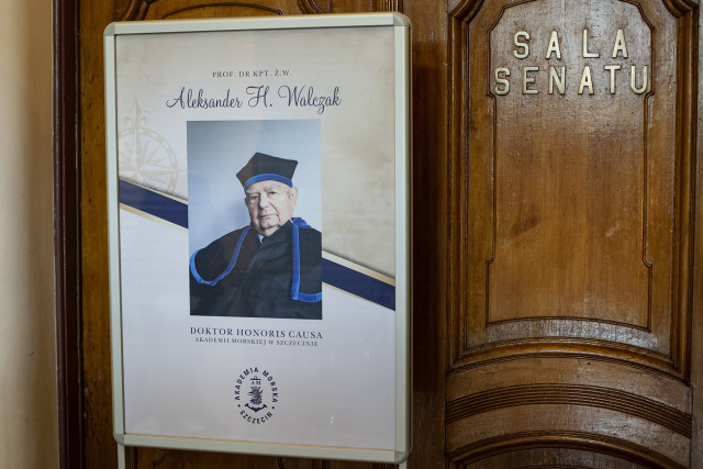 Okolicznościowy plakat na drzwiach Senatu AM w Szczecinie z okazji nadania prof. Aleksandrowi Walczakowi tytułu doktora honoris causa AMS