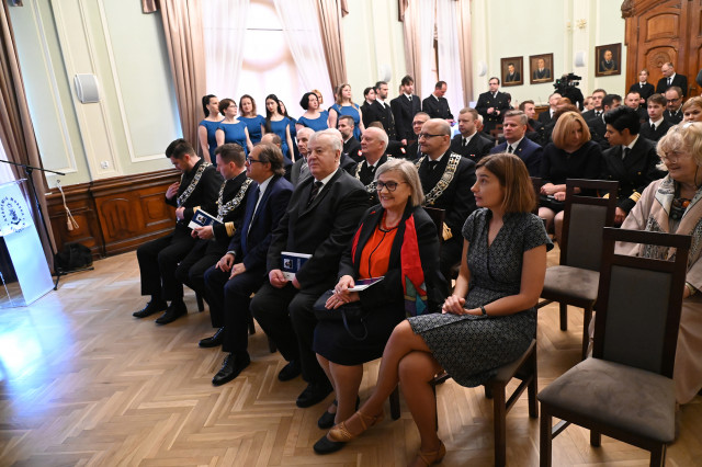 Goście zgromadzeni na uroczystości nadania prof. Aleksandrowi Walczakowi tytułu doktora honoris causa AMS