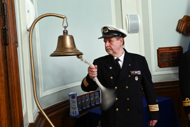 kpt. ż.w. Włodzimierz Grycner wybija szklankę na rozpoczęcie uroczystości