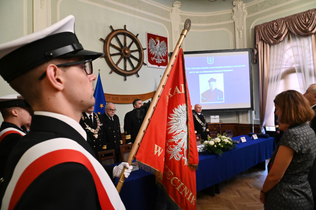 Poczet sztandarowy Akademii Morskiej w Szczecinie podczas hymnu