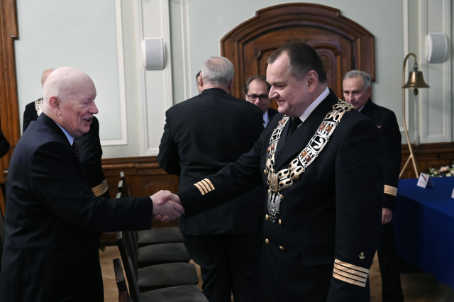 Rektor AM w Szczecinie wita przybyłych na uroczystość gości