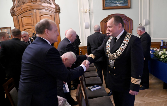 Rektor AM w Szczecinie wita przybyłych na uroczystość gości