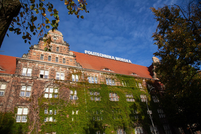 Budynek PM  wczesną jesienią