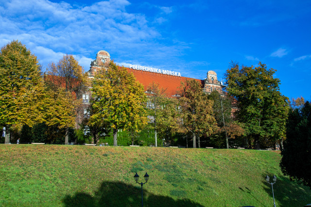 Jesienne kolory liści wokół budynku Politechniki Morskiej w Szczecinie