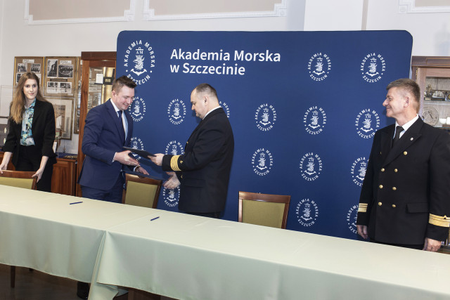 MUS Rector Wojciech Ślączka and Rafał Kramek, the President of the Board of Windhunter Academy sign an agreement 